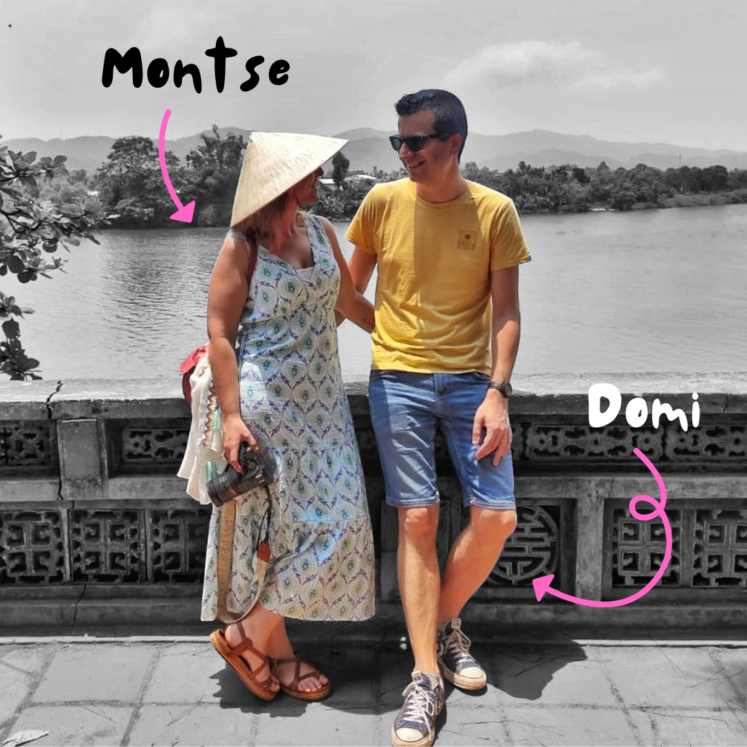 Montse y Domi junto al río Perfume en Huế, Vietnam — retrato en color sobre fondo en blanco y negro, imagen de la sección Quiénes somos