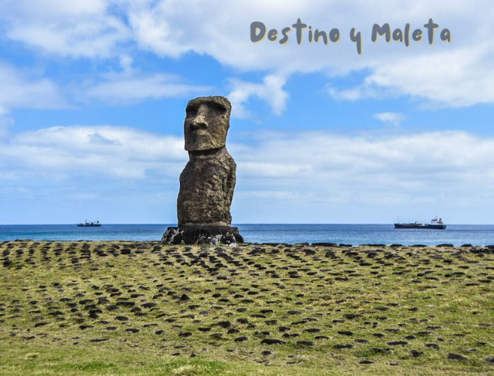 Lugares por libre en Rapa Nui: imagen del ahu akapu, moái solitario frente al mar, en Sitio arqueológico Hanga Kio’e