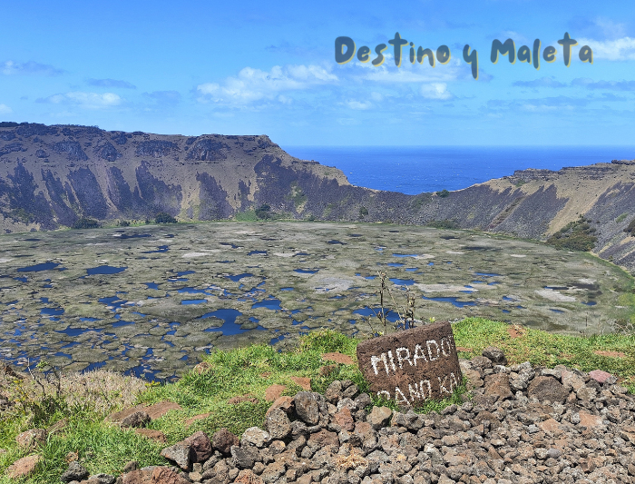 vista del cráter del volcán rano kau desde el mirador de acceso libre