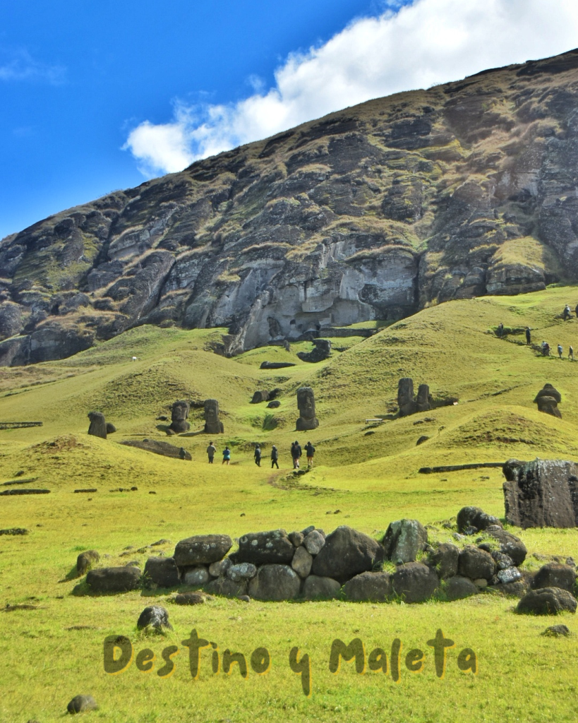 rano raraku, cantera de moáis. vista general