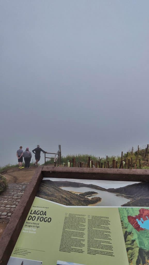 lagoa do fogo con niebla, solo se ve el cartel, pero no el lago