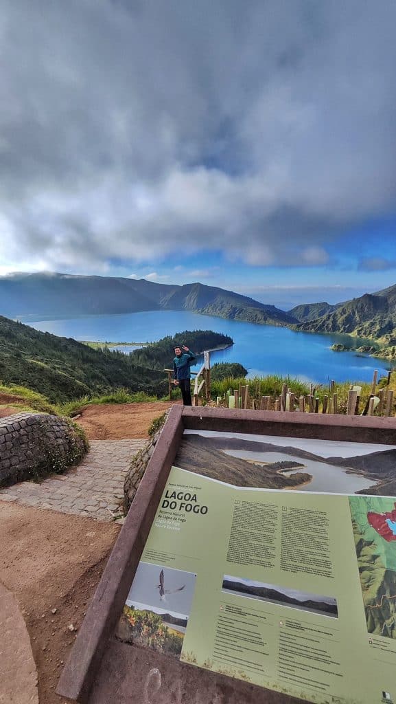 lagoa do fogo sin niebla, Domi posa victorioso