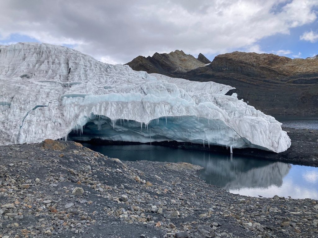 vista de la cueva del glaciar pastoruri con la laguna crada por l deshielo
