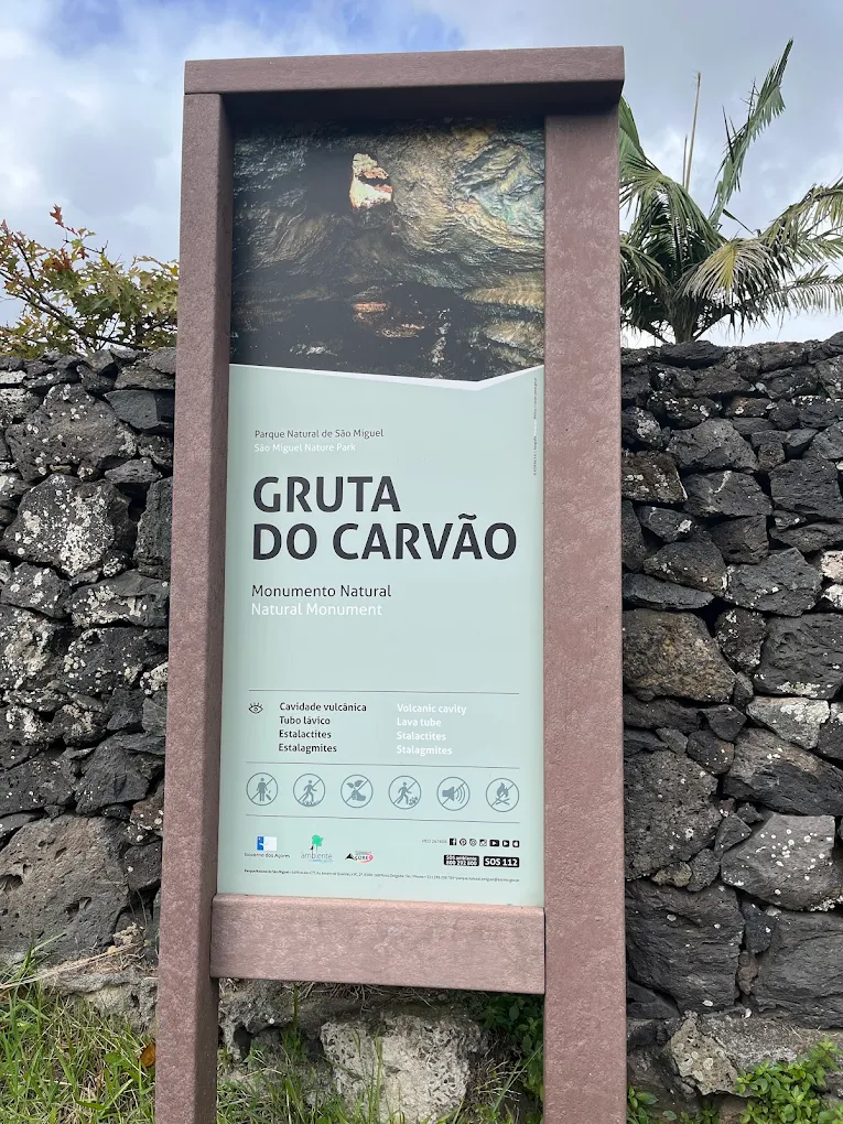 Cartel señalizador de la Gruta do Carvão en Ponta Delgada, la cueva volcánica visitable más extensa de São Miguel
