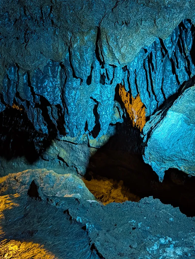 nterior de la Gruta do Carvão en Ponta Delgada, mostrando las formaciones volcánicas y túneles de lava característicos de esta cueva