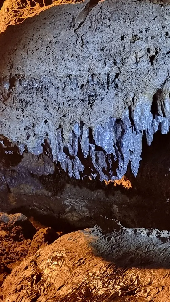 Otra vista del interior de la Gruta do Carvão en Ponta Delgada, mostrando formaciones volcánicas y paredes de lava en la cueva