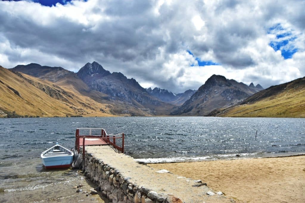 vista de la Laguna Querococha con un barca para paseo_cosas que hacer en Huaraz