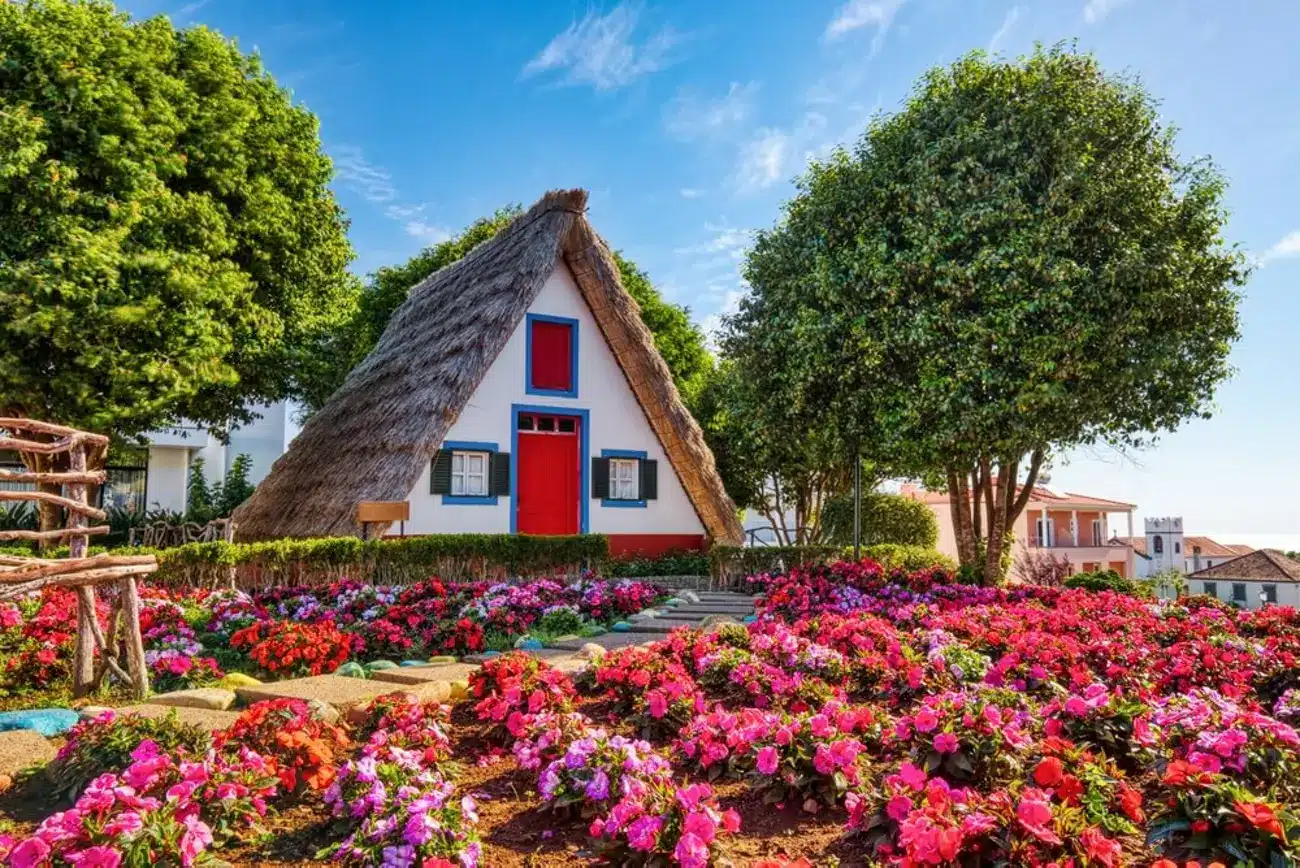 Vista de una casa tradicional de Madeira, en el pueblo de Santana
