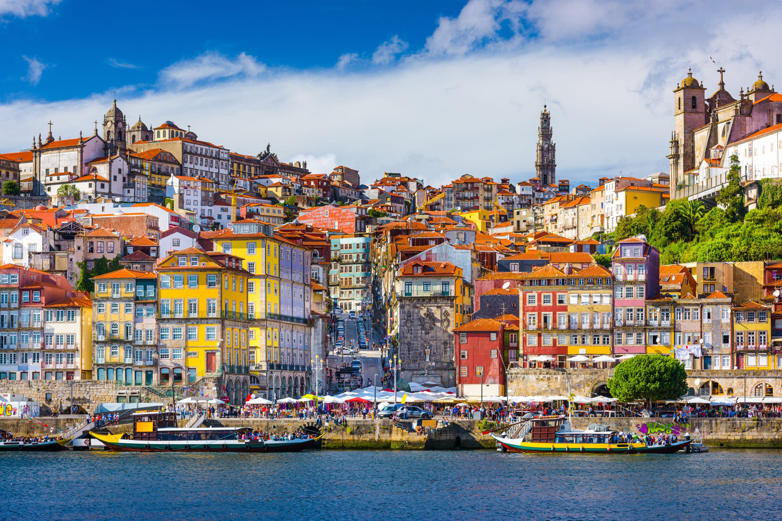 panóramica de la ribeira de oporto, en la portugal continental