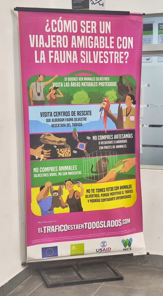 roll up publicitario en el aeropuerto de Iquitos que habla sobre cómo ser un viajero amigable con la fauna silvestre