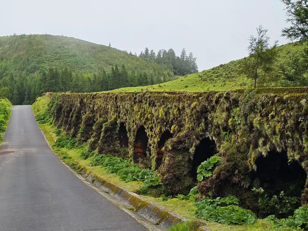 inicio del PR4 SMI – Mata do Canário – Sete Cidades con el acueducto y muro das nove janelas