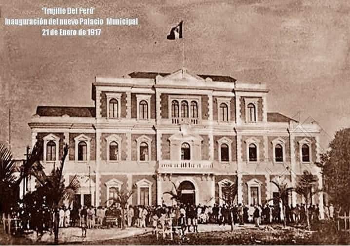 fotografía del ayuntamiento de trujillo en 1917, donde se observan 3 pisos en lugar de 2