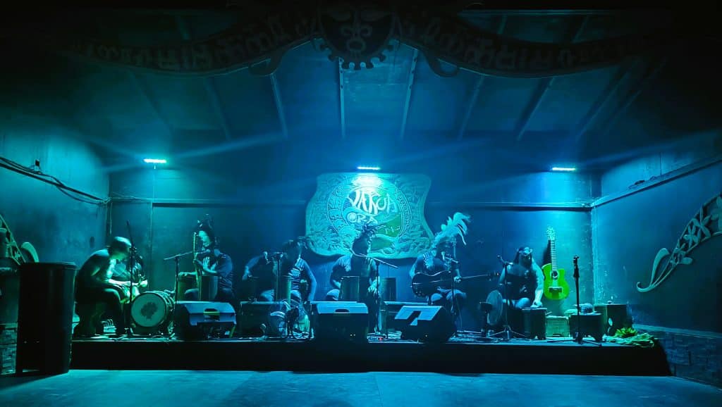 Músicos rapanui sobre el escenario de Rapa Nui Varua Ora con instrumentos tradicionales, momentos antes del inicio del espectáculo