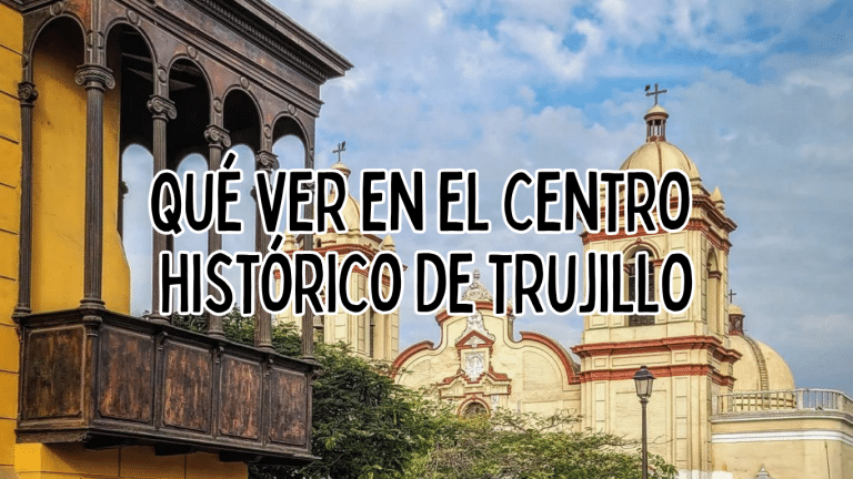 qué ver en el centro histórico de trujillo: se observa el balcón de madera de la Casa Orbegoso y, de fondo, la Parroquia San Antonio de Padua - Orden de Frailes Menores