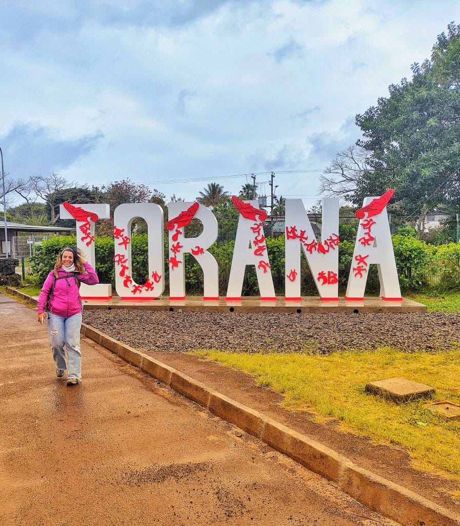 Montse delante del cartel de bienvenida “Iorana” en el aeropuerto de Hanga Roa, Rapa Nui