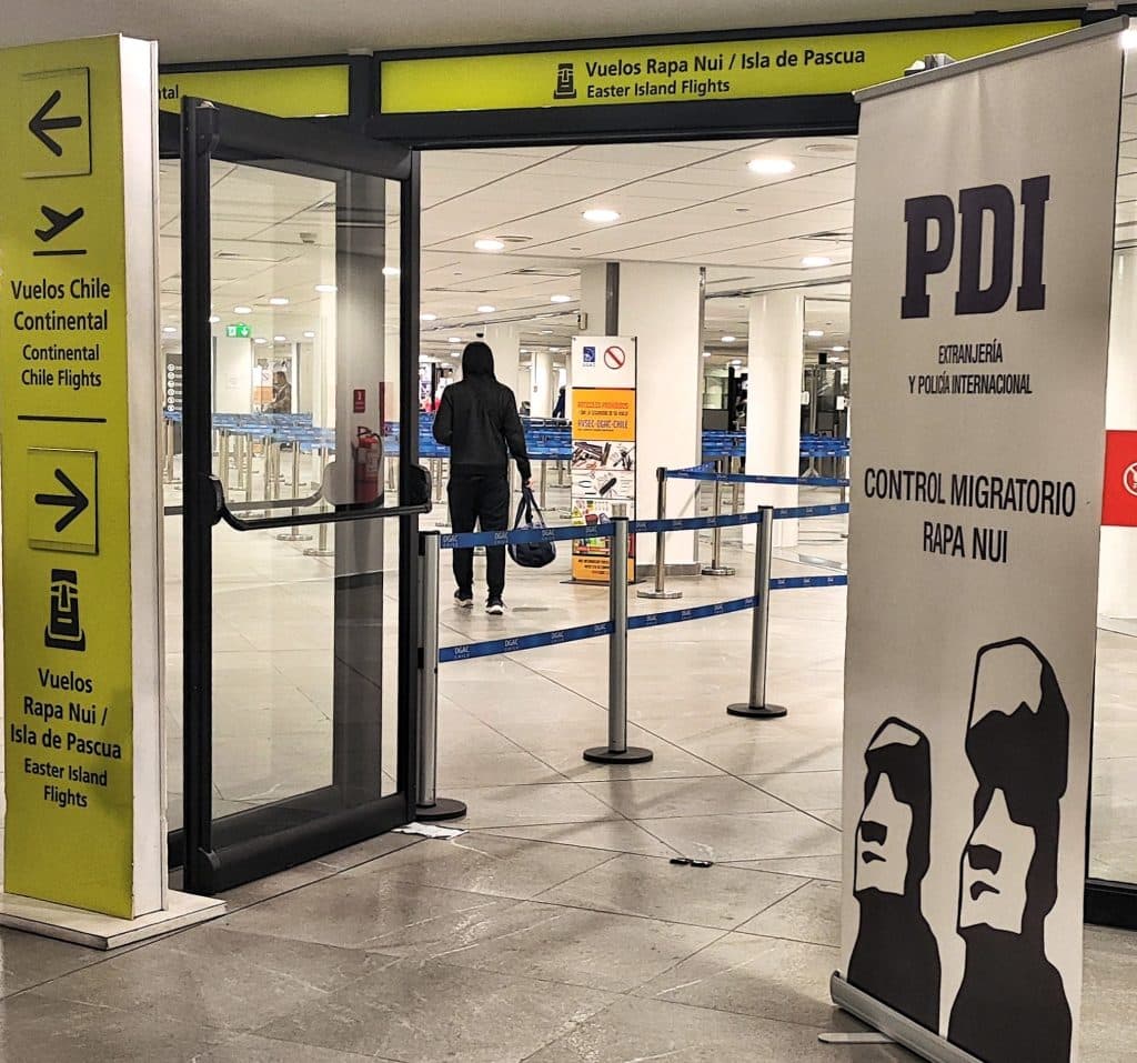 Entrada al control migratorio de la PDI en el Aeropuerto de Santiago, paso previo al embarque de los vuelos hacia Rapa Nui