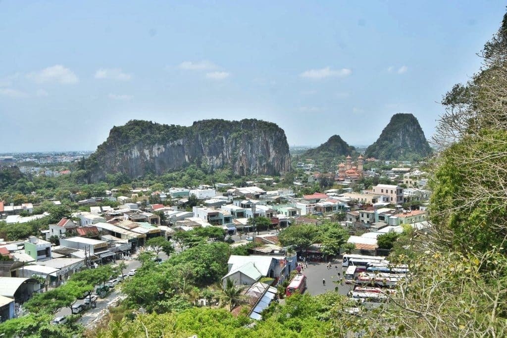 Vista panorámica de las Montañas de Mármol en Da Nang, mostrando sus formaciones rocosas y vegetación desde un punto elevado
