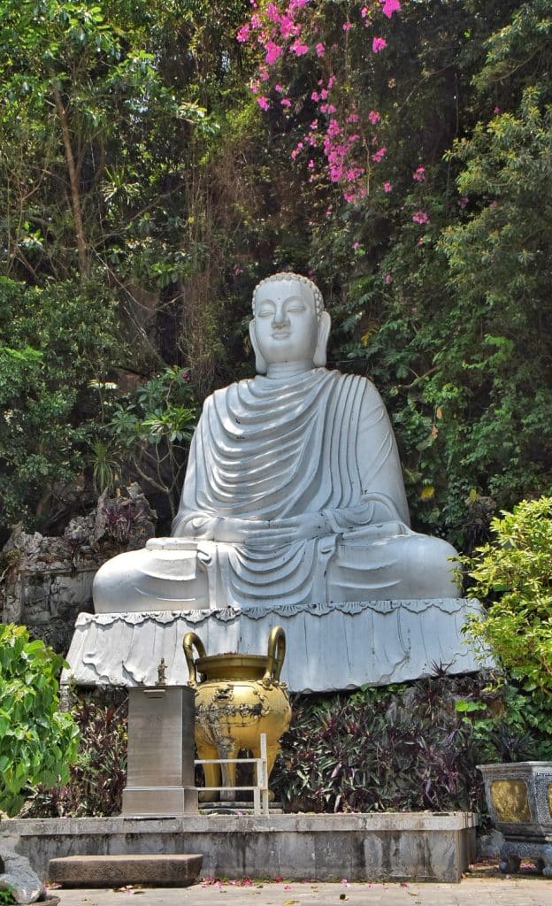 Escultura de un Buda en la Montaña de Mármol del Agua (Thủy Sơn), una de las Montañas de Mármol de Da Nang