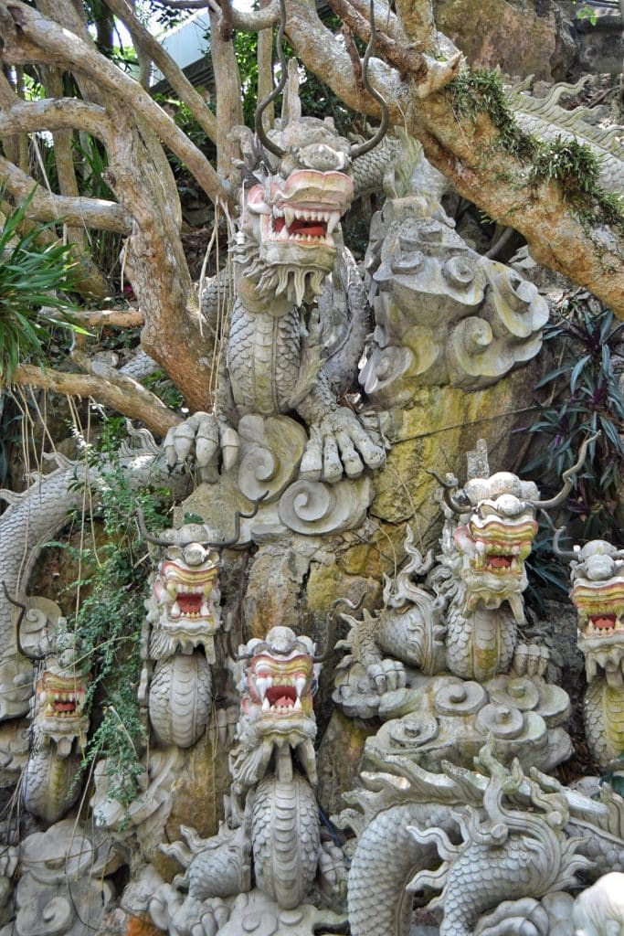 Escultura de dragones tallada en la Montaña de Mármol del Agua (Thủy Sơn) en Da Nang, parte del conjunto de las Montañas de Mármol