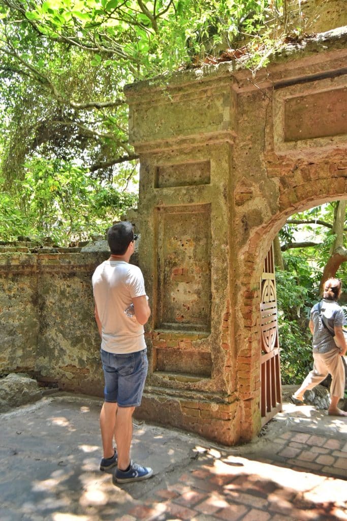 Arco en la Montaña de Mármol del Agua (Thủy Sơn) que conserva impactos de bala de la Guerra de Vietnam