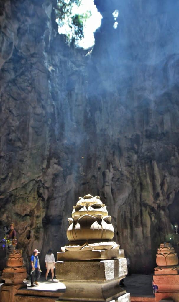 Interior de una cueva en la Montaña de Mármol del Agua (Thủy Sơn) con humo de incienso llenando el espacio y el ambiente místico del templo