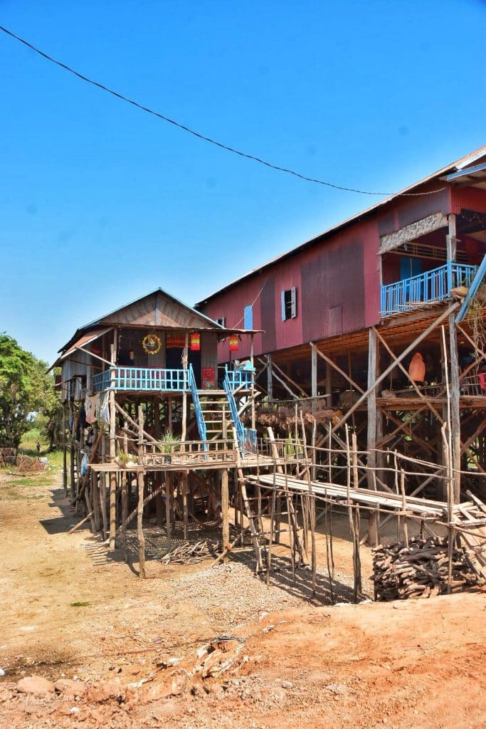 Vista del pueblo flotante de Kompong Phluk durante la época seca, donde se aprecian claramente las casas sobre pilotes altos y barcas en los canales estrechos