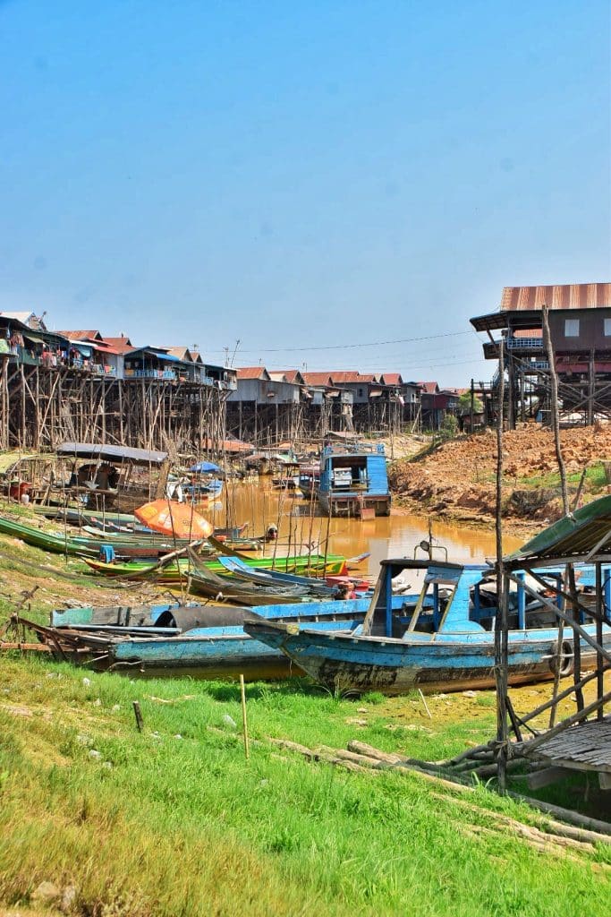 Vista panorámica del pueblo flotante de Kompong Phluk durante la época seca, con varias barcas embarradas por la falta de agua entre las casas sobre pilotes