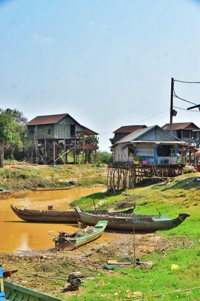 Panorámica de Kompong Phluk en época seca, con barcas reposando en pequeños riachuelos entre las casas elevadas sobre pilotes