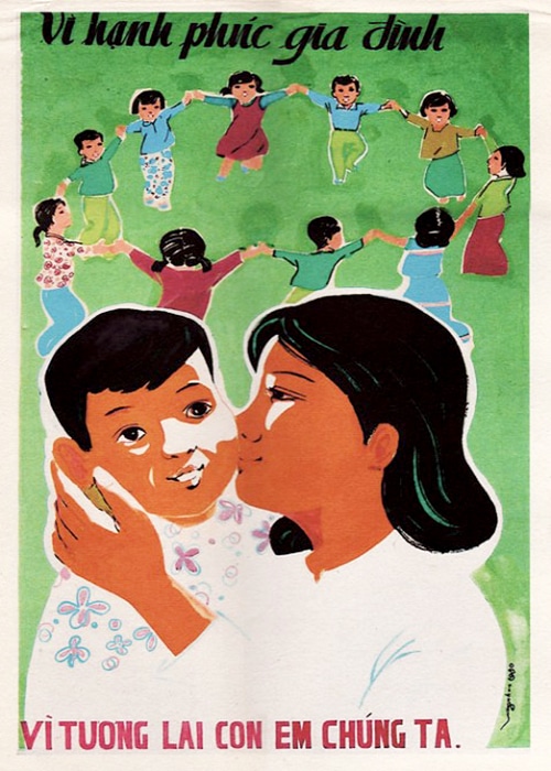 Cartel de propaganda vietnamita que ensalza el papel de la mujer y de la educación: "Para la felicidad de los niños"