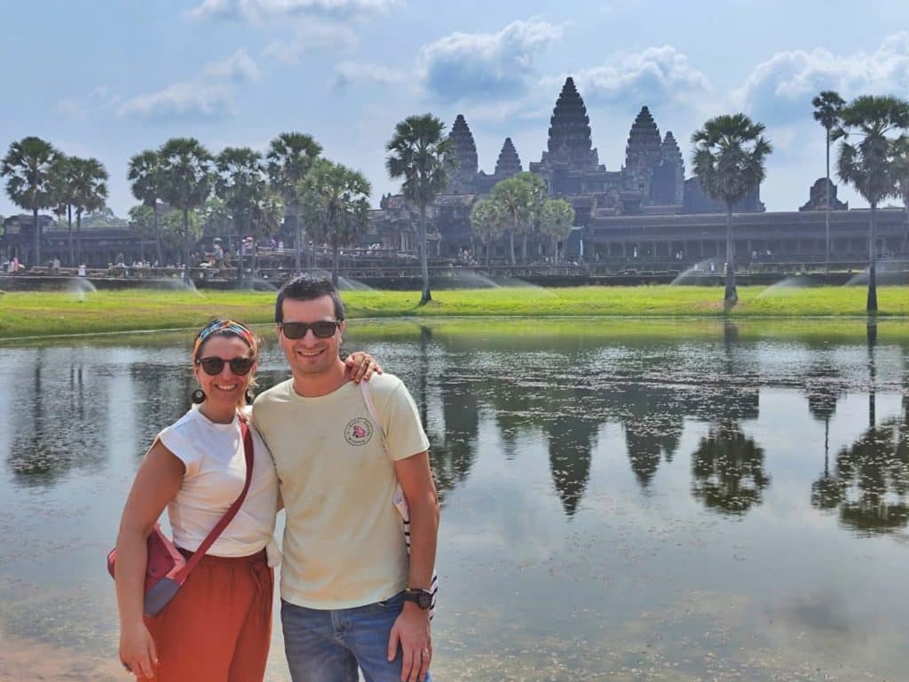 Domi y Montse posando con el templo de Angkor Wat al fondo, en el recinto arqueológico de Siem Reap