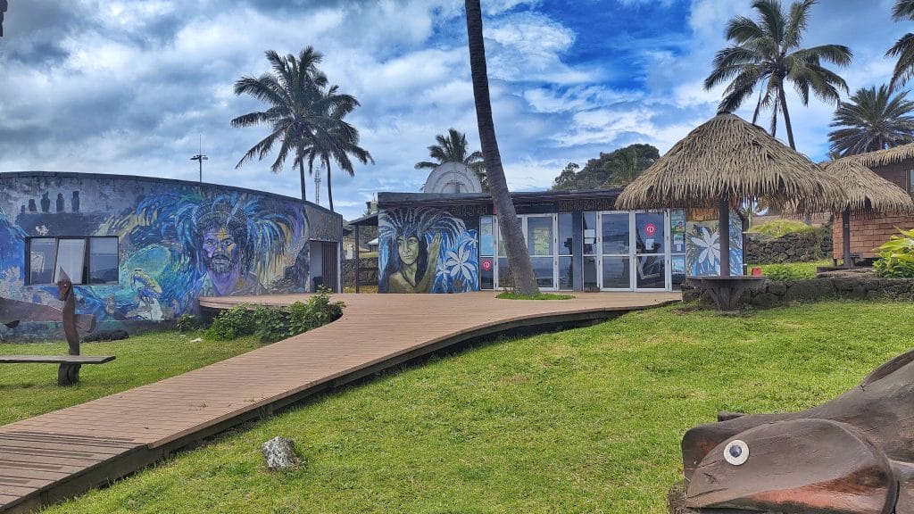 Edificio de la oficina de información turística de Rapa Nui con murales coloridos que representan la cultura local