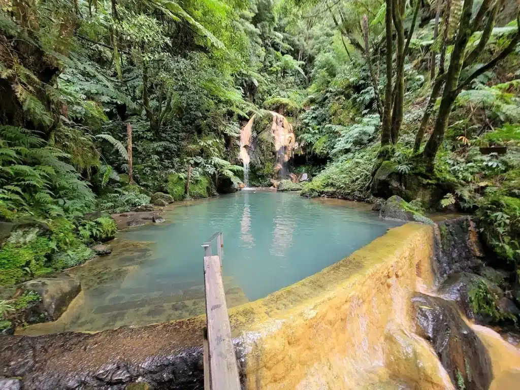 Poza termal de Caldeira Velha en una zona más bucólica del parque, rodeada de vegetación densa y ambiente húmedo.