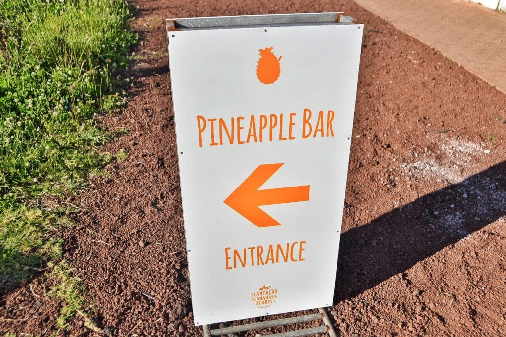 Cartel de madera del Pineapple Bar en una plantación de ananás de São Miguel