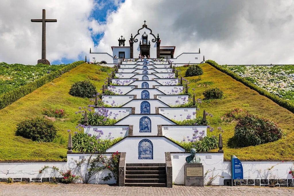 Ermida de Nossa Senhora da Paz vista desde abajo, con la escalera y los niveles blancos ascendiendo hacia la iglesia.