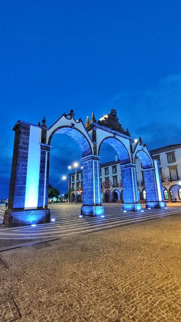 Vista nocturna de las Portas da Cidade de Ponta Delgada, con sus tres arcos de basalto iluminados en la Praça Gonçalo Velho Cabral