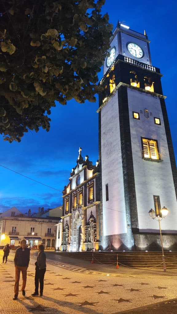Torre del reloj de la Igreja Matriz de São Sebastião, el campanario histórico y más visible de Ponta Delgada, situada en el Largo da Matriz