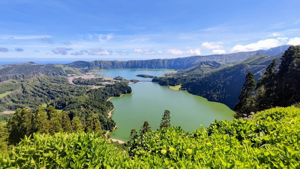 Panorámica de la Lagoa das Sete Cidades desde el Miradouro da Vista do Rei, mostrando los lagos Azul y Verde dentro de la gran caldera volcánica de São Miguel