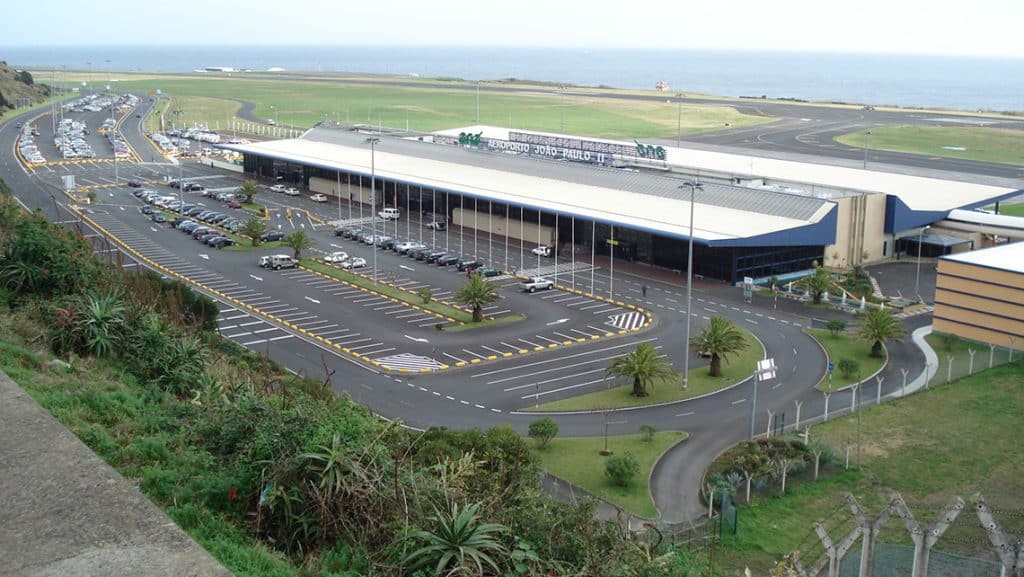 Fotografía aérea del aeropuerto João Paulo II en Ponta Delgada, mostrando la pista, las instalaciones y el entorno costero de São Miguel
