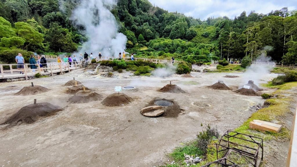 Vista de las fumarolas de Furnas desde las pasarelas de madera, con varios agujeros en el suelo donde se cocinan los cozidos al calor geotérmico, algunos ya vacíos tras la extracción de las ollas.