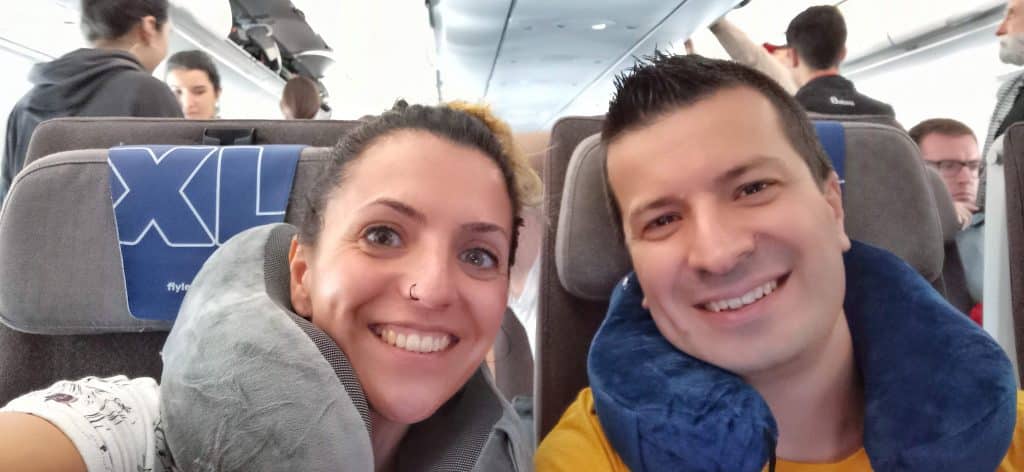 Domi y Montse camino a Santiago de Chile con asientos XL en un vuelo de Level y almohadas de viaje