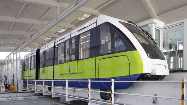 Monorraíl Marconi Express elevándose sobre la ciudad de Bolonia, transporte directo entre el aeropuerto y la estación central.