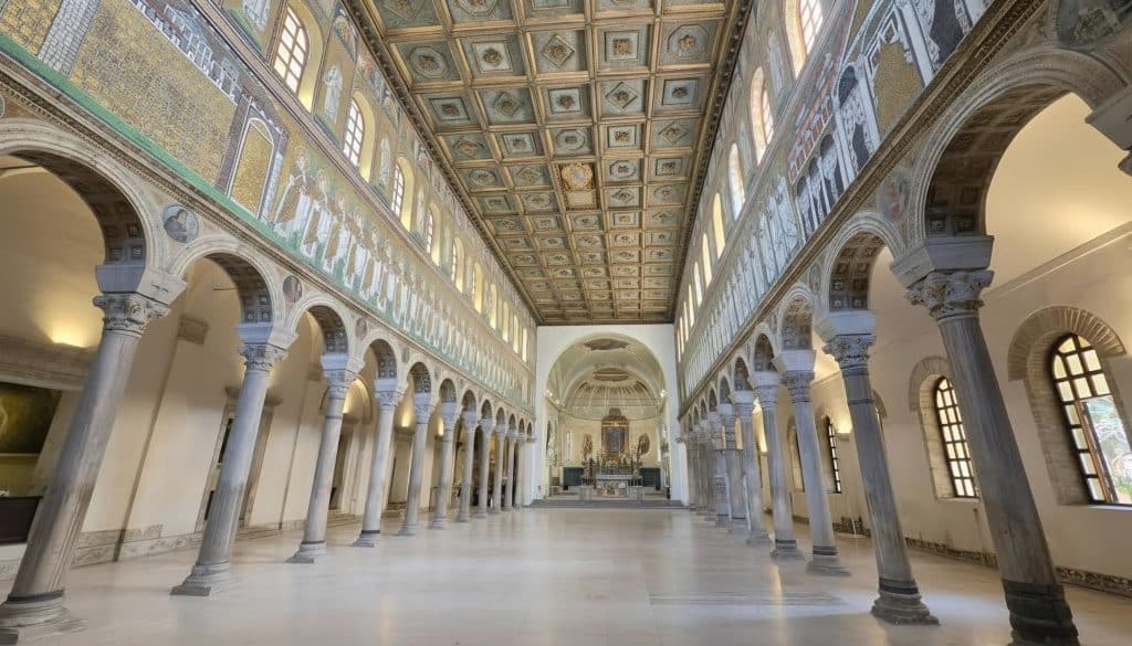 Interior de la basílica de Sant’Apollinare Nuovo en Rávena, con mosaicos bizantinos en las paredes laterales.