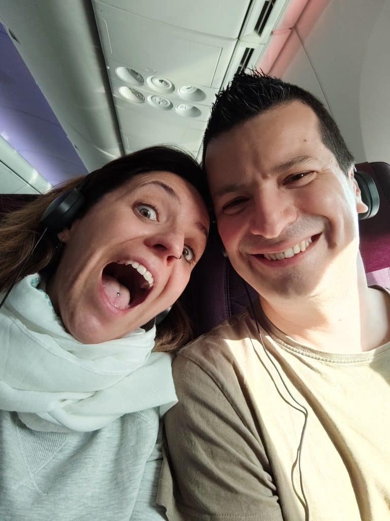 sudadera y pañuelo en el avión