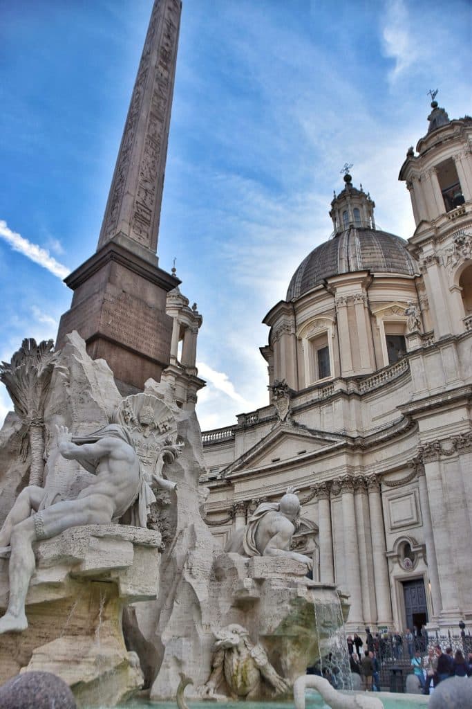 Fontana dei Quattro Fiumi de Bernini en Piazza Navona, con la iglesia de Sant'Agnese in Agone al fondo en Roma
