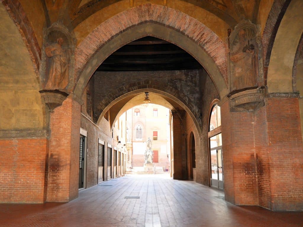Interior del Voltone del Podestà, bajo el Palazzo del Podestà de Bolonia, con las dos columnas situadas en esquinas opuestas desde donde se produce el famoso efecto acústico conocido como el «teléfono» medieval de la ciudad.