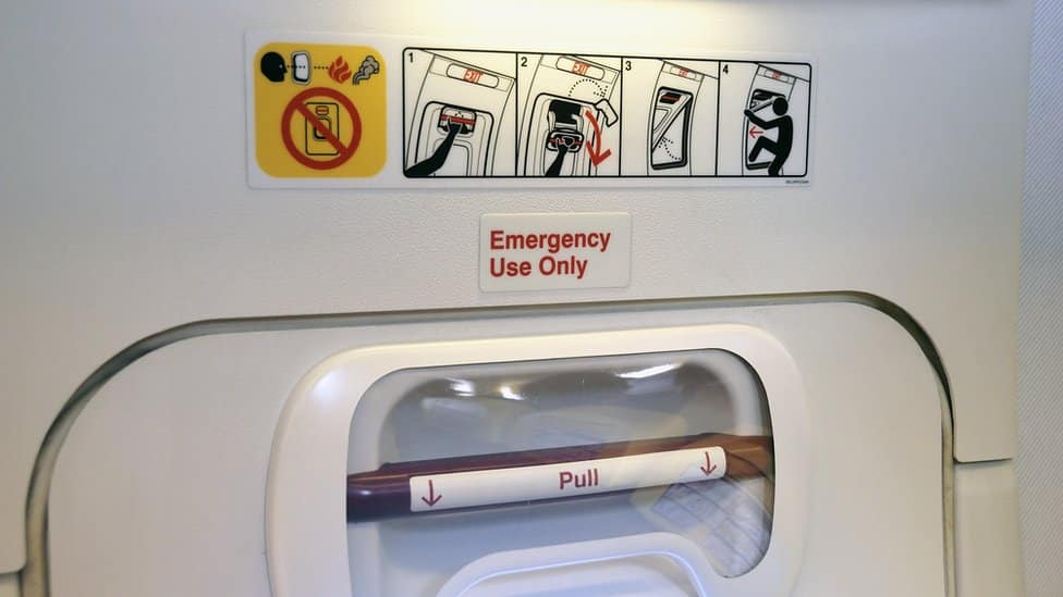 cartel salida de emergencia avión